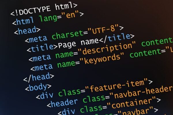 Coding and programming concept with html source code. Tilted vec écran avec du langage html